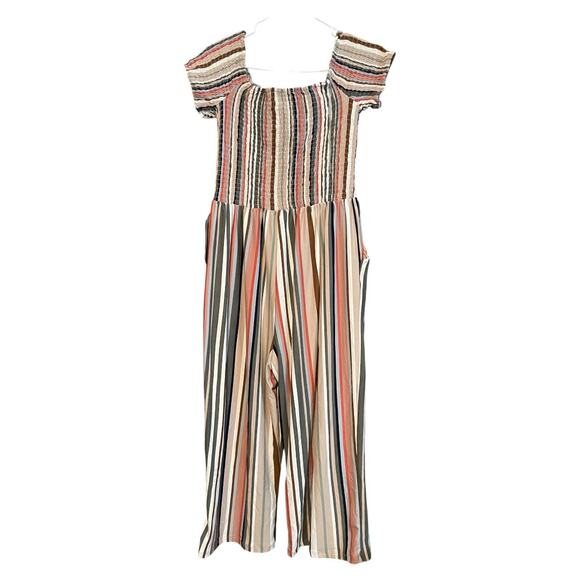 Short sleeve jumpsuit with front buttons & side pockets. L
(X4) - Picture 2 of 4